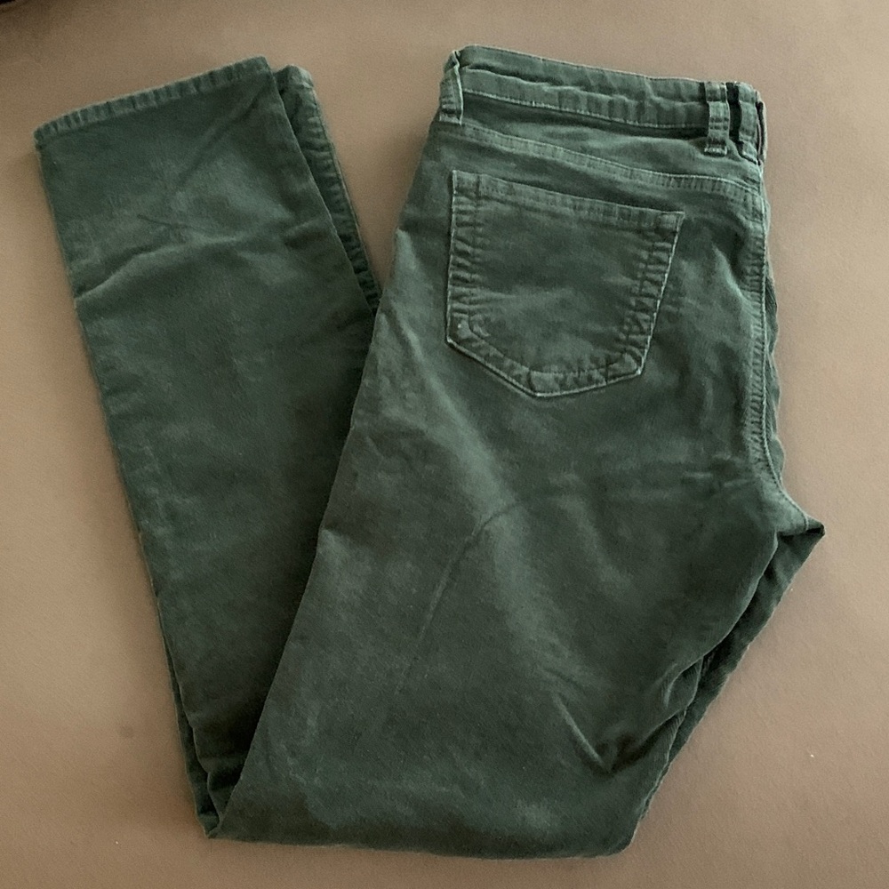 Kut from the Kloth
Women’s olive green corduroys, straight leg
Size 10
